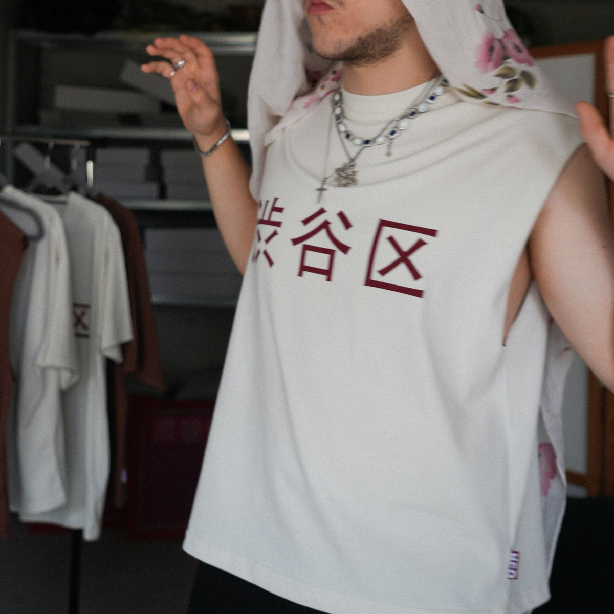 sleeveless_white